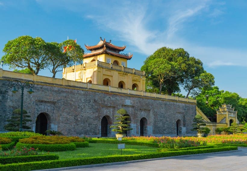 Hoàng thành Thăng Long ở Hà Nội, cổng thành nổi bật phía trên tường đá
