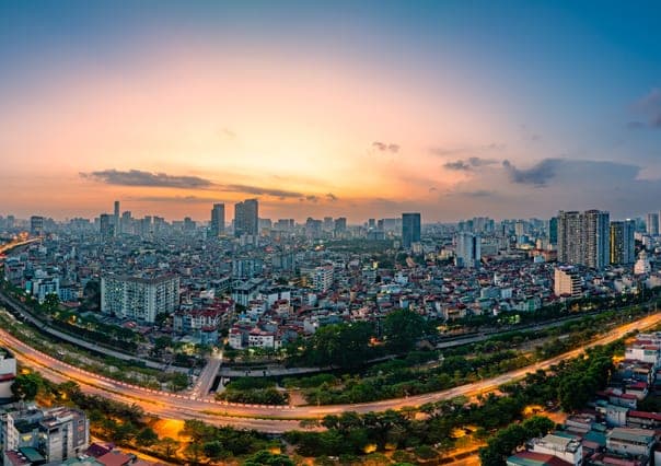 Hà Nội lúc hoàng hôn, thành phố trải rộng bên dưới đường vành đai rực sáng