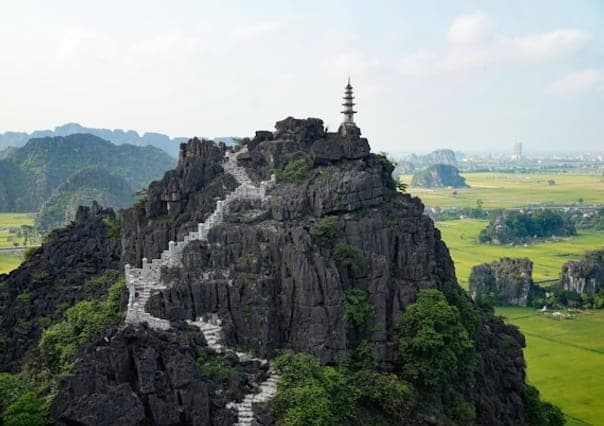 Ngôi chùa trên đỉnh núi đá vôi vươn cao trên những cánh đồng lúa Ninh Bình