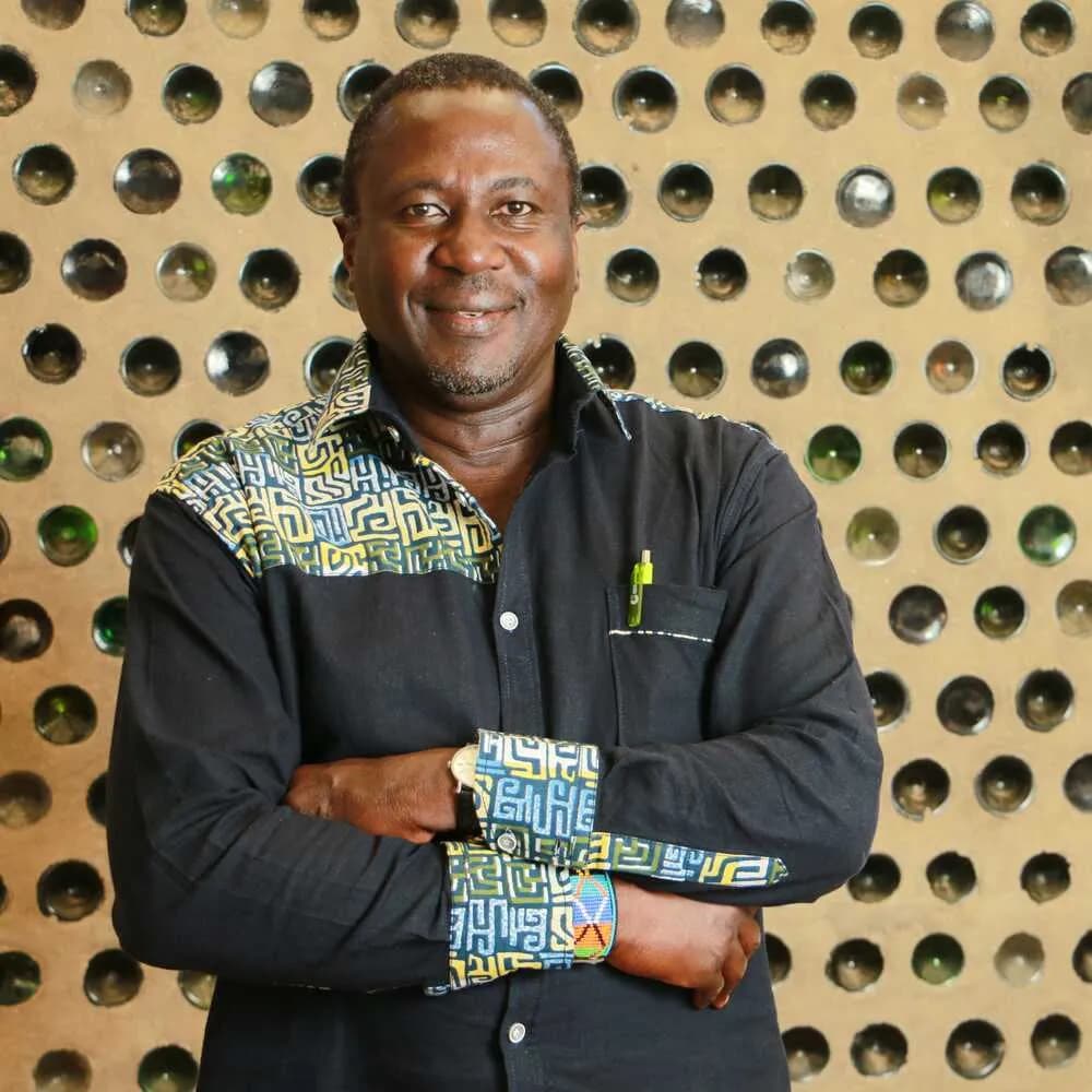Giáo sư George H.O. Abungu 